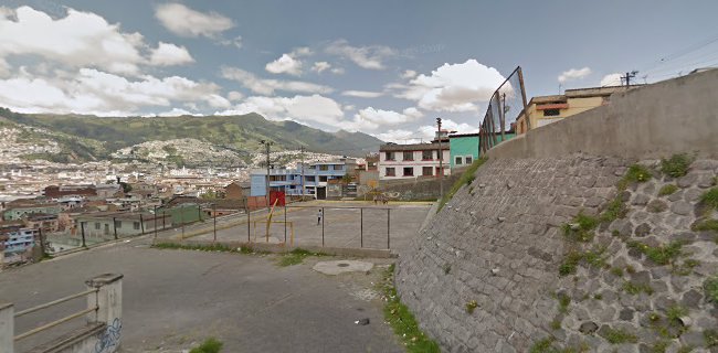 Opiniones de Cancha Cubierta La Tola en Quito - Campo de fútbol