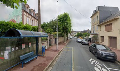 Arrêt Bus NOMAD Spécial SNCF direction gare Deauville