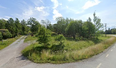 Ängsö naturreservat. Parkering vid Bergs vägskäl