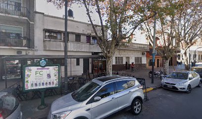 Camioneta estacionada en la vereda