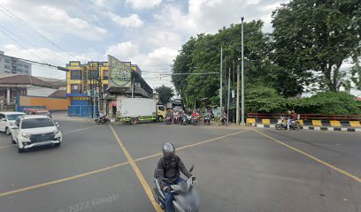 Di jln sersan aswan ,lampu .merah rawa semut.