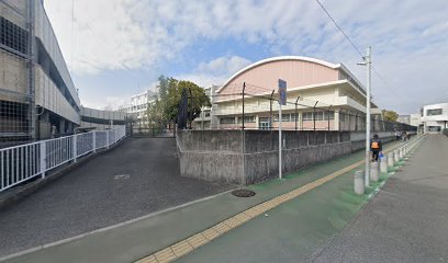 尼崎稲園高等学校体育館駐車場