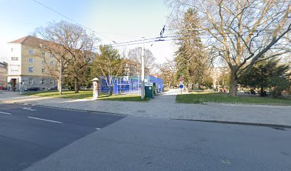 Fußballplatz und Basketballfeld