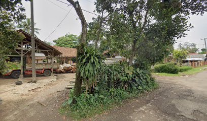 Rumah Bu Eneng pemotongan kayu