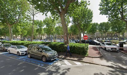 9 Quai Victor Hugo Parking