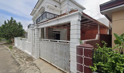 Rumah Pagar Putih Garasi Kaca