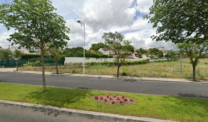 Estrada de acesso a parque de estacionamento.