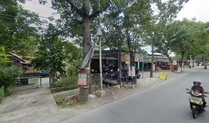 Rumah Makan Padang Tepian Rel 1