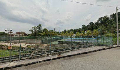 Rumah belakang padang tenis