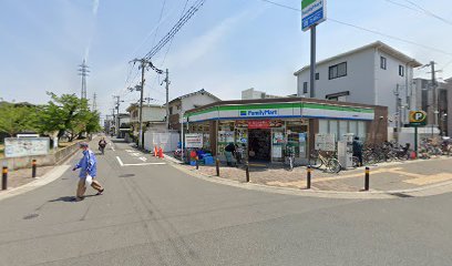 ファミリーマート井高野駅前店駐輪場