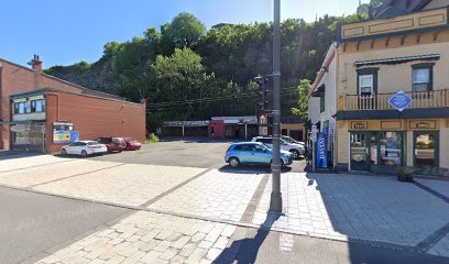 5998 Rue Saint Laurent Parking