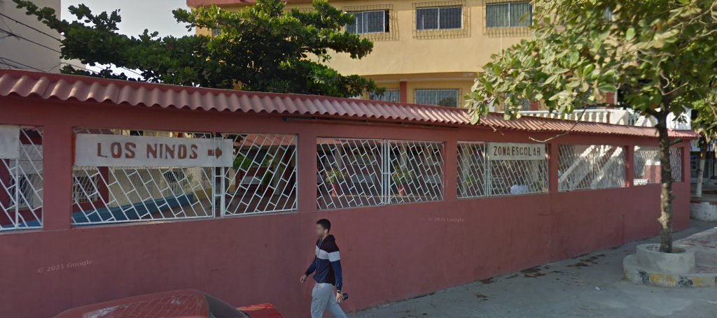 Parque infantil almirante Colon (con bancas)