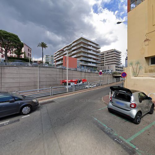 Borne de recharge de véhicules électriques Réseau Wiiiz Charging Station Cannes