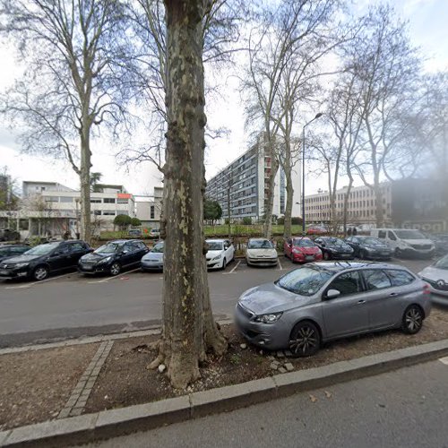 Borne de recharge de véhicules électriques IZIVIA Grand Lyon Station de recharge Villeurbanne