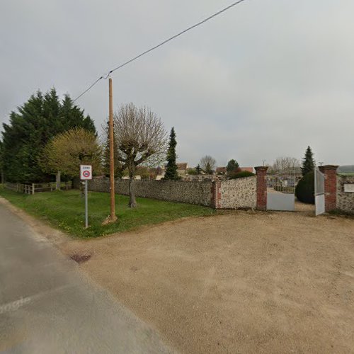 Cimetière à Favières