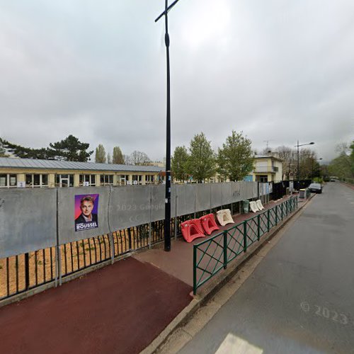 Entrée de la chapelle de l'école Notre Dame à Verneuil-sur-Seine