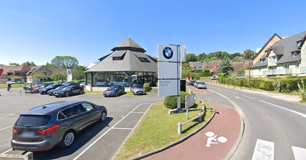 BMW at NORMANDY AVENUE à Saint-Arnoult