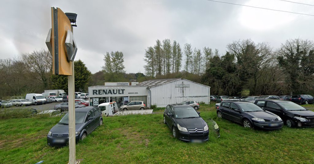 Renault at GARAGE OGEL à Plounévez-Moëdec