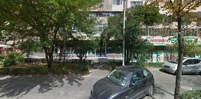 Bulevardul Petrochimistilor, bl B8, parter, compex comercial, Intre banca Transilvania si farmacia Catena, Pitești, România