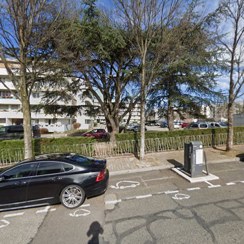 Borne de recharge de véhicules électriques IZIVIA Grand Lyon Station de recharge Saint-Fons