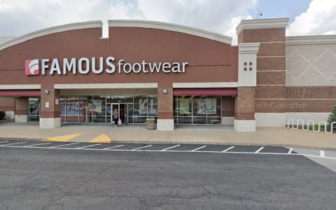 Shoe Store «Famous Footwear», reviews and photos, 123 Gravois Bluffs Plaza Dr, Fenton, MO 63026, USA
