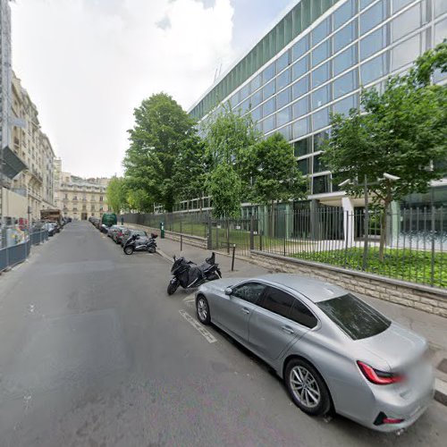 Borne de recharge de véhicules électriques station Belib' Paris