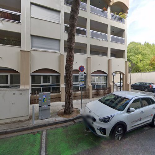Borne de recharge de véhicules électriques RÉVÉO Charging Station Nîmes