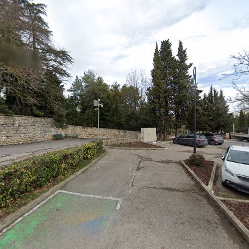 Borne de recharge de véhicules électriques RÉVÉO Charging Station Arpaillargues-et-Aureillac