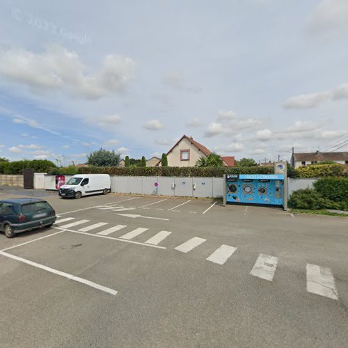 Borne de recharge de véhicules électriques Shell Recharge Charging Station Saint-Georges-sur-Eure