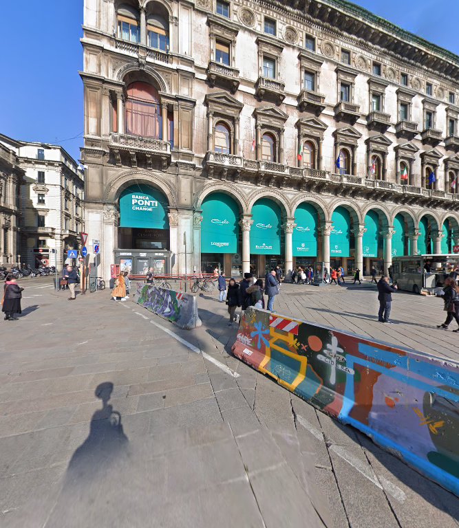 Edicola Milano Souvenir 2 - Piazza del Duomo 19, angolo Via Mengoni