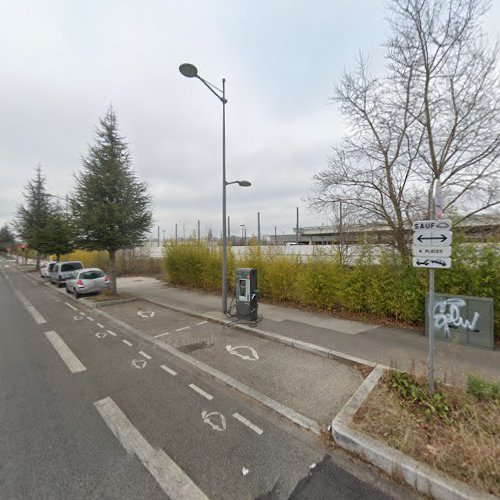 Borne de recharge de véhicules électriques IZIVIA Grand Lyon Station de recharge Saint-Priest
