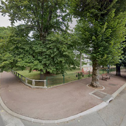 Parc avec la Statue du DOCTEUR PAUL VIDART, Fondateur des Bains de Divonne. à Divonne-les-Bains