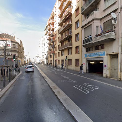 Borne de recharge de véhicules électriques La recharge Station de recharge Marseille