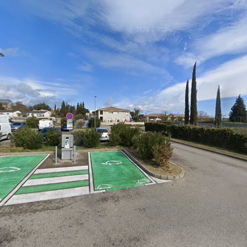 Borne de recharge de véhicules électriques RÉVÉO Charging Station Rousson